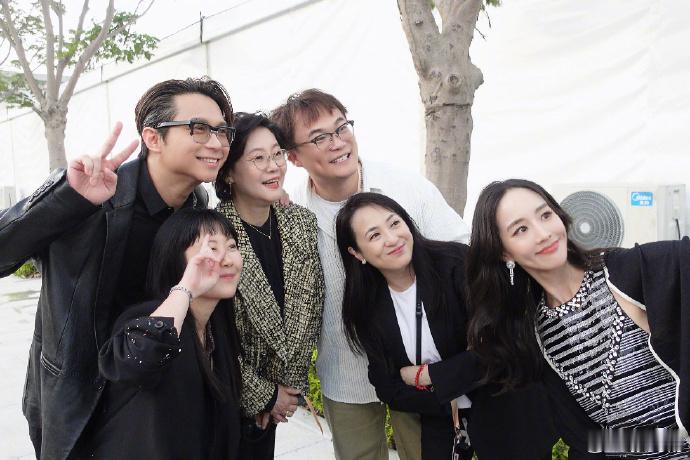 的确这一波金鸡奖的后台出图真的是太给力了。张钧甯金鸡奖当上站姐了，咱们姐姐也真的