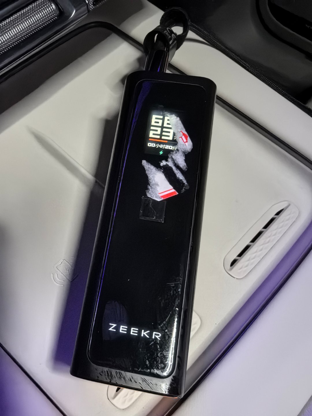 现在带充电宝去机场太难了，有3C过了检验，机场非得贴个纸标签，贴上就很难完整地撕
