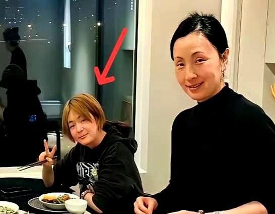 陶虹女儿近照，简直是徐峥戴了假发！最近上海家宴照一流出，大家又炸了。17岁的