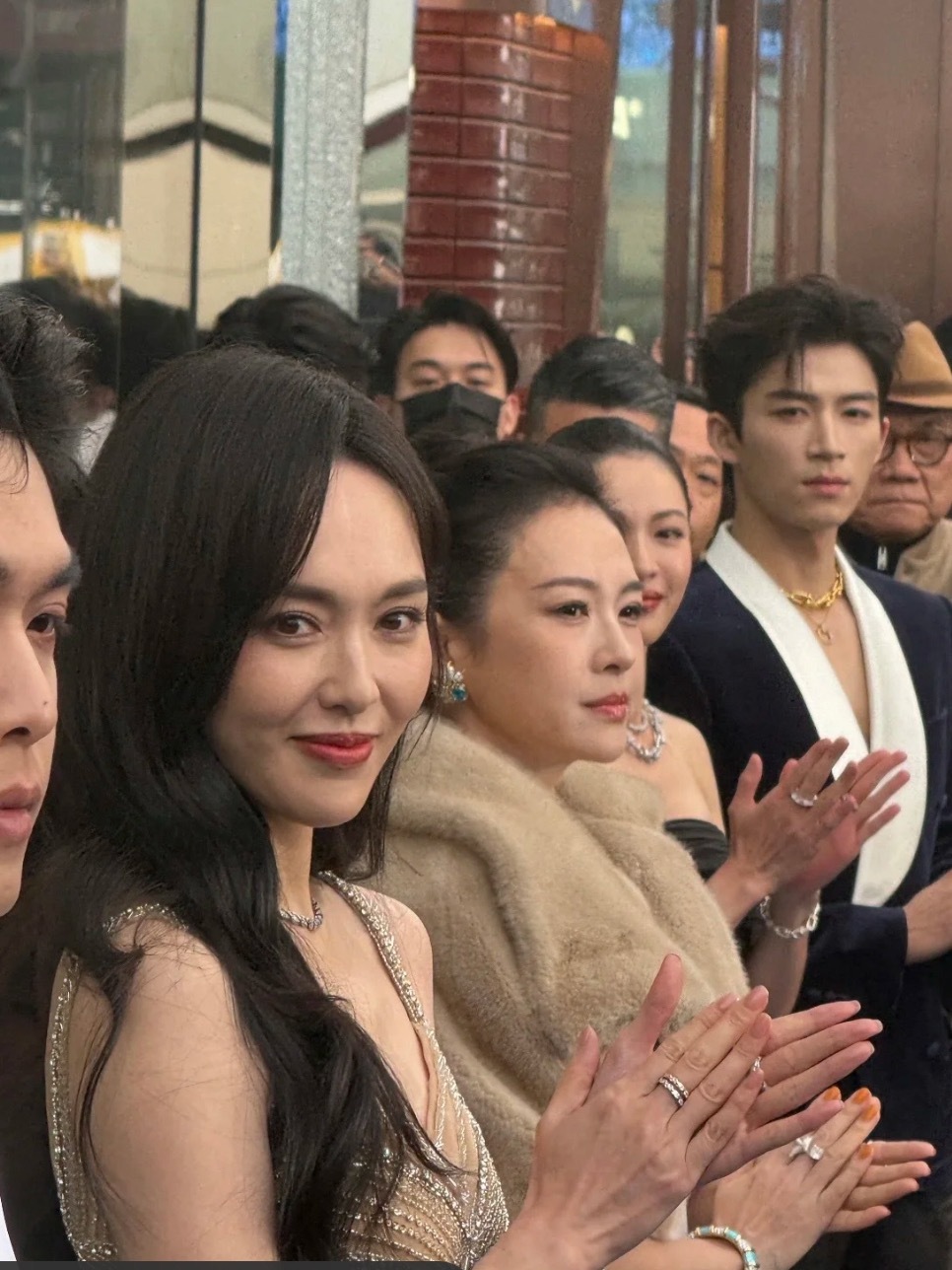 章子怡、唐嫣和钟楚曦同框张若昀近日，章子怡现身北京三里屯出席活动，47岁的她胖了