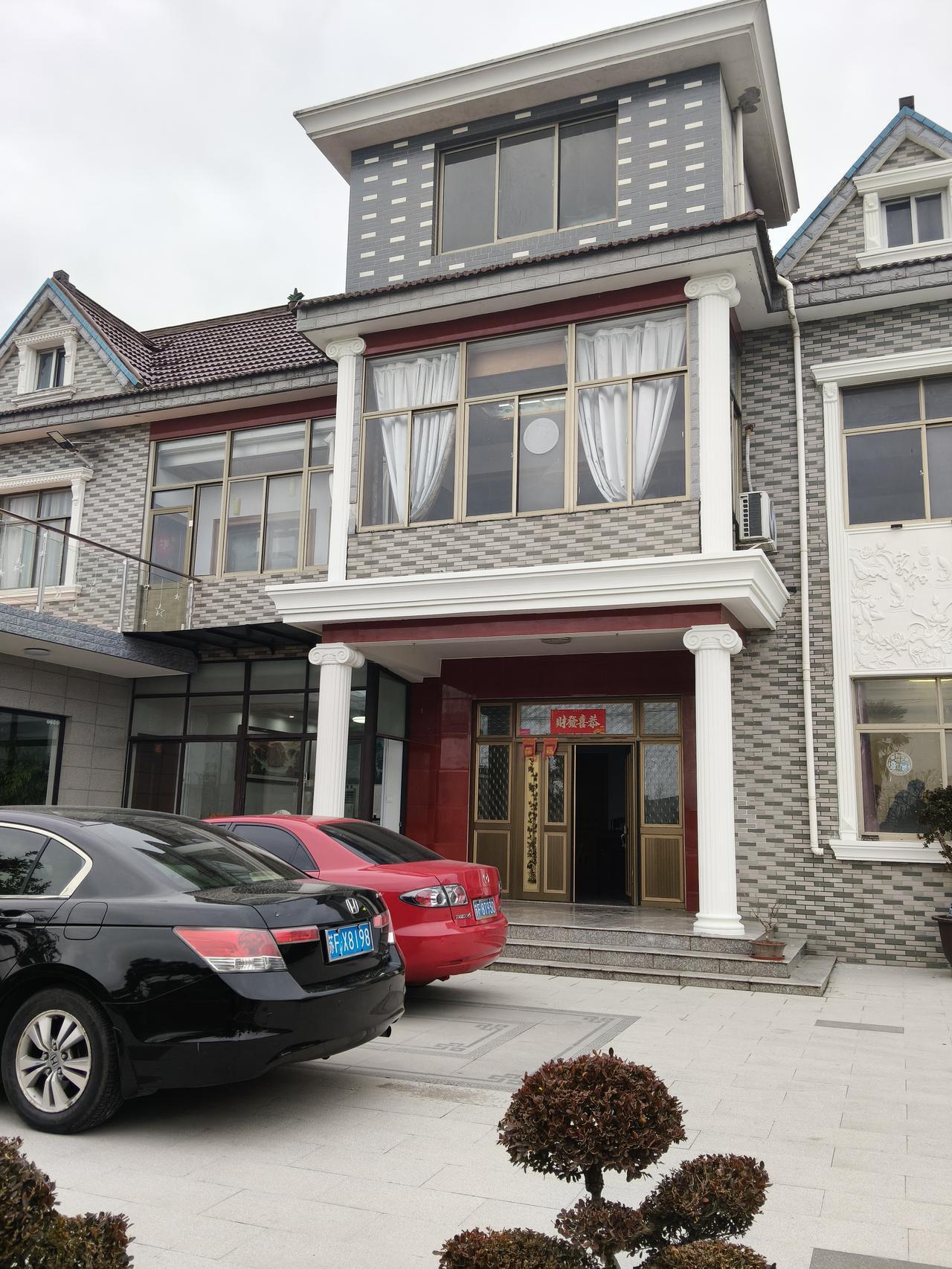 丈母娘家房屋翻修了！前天，乡下丈母娘家的房屋翻修了！为庆祝房