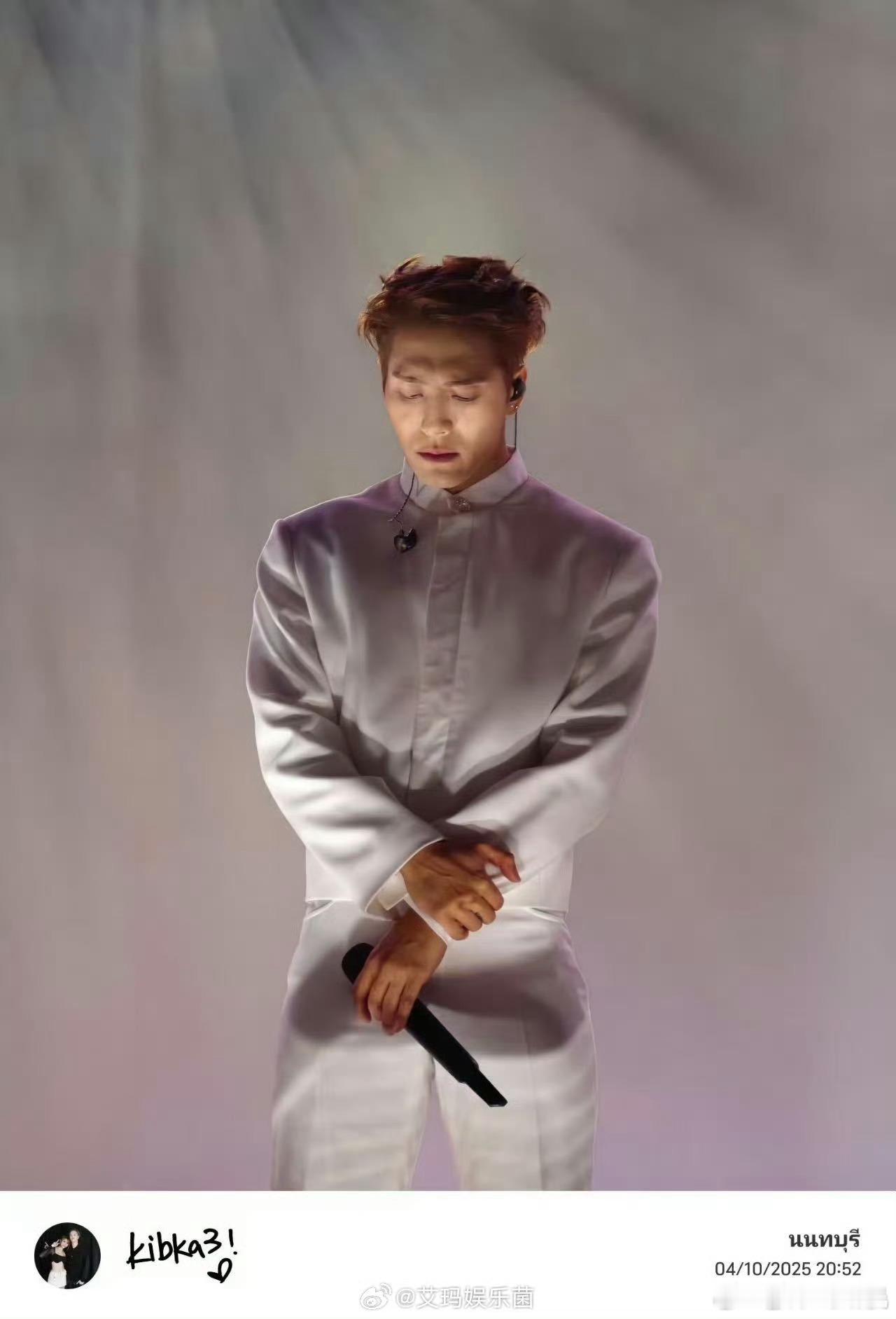 王嘉尔我必须迎合其他人吗王嘉尔在演唱会上的这段讲话真的太戳心了，他问出那句我必