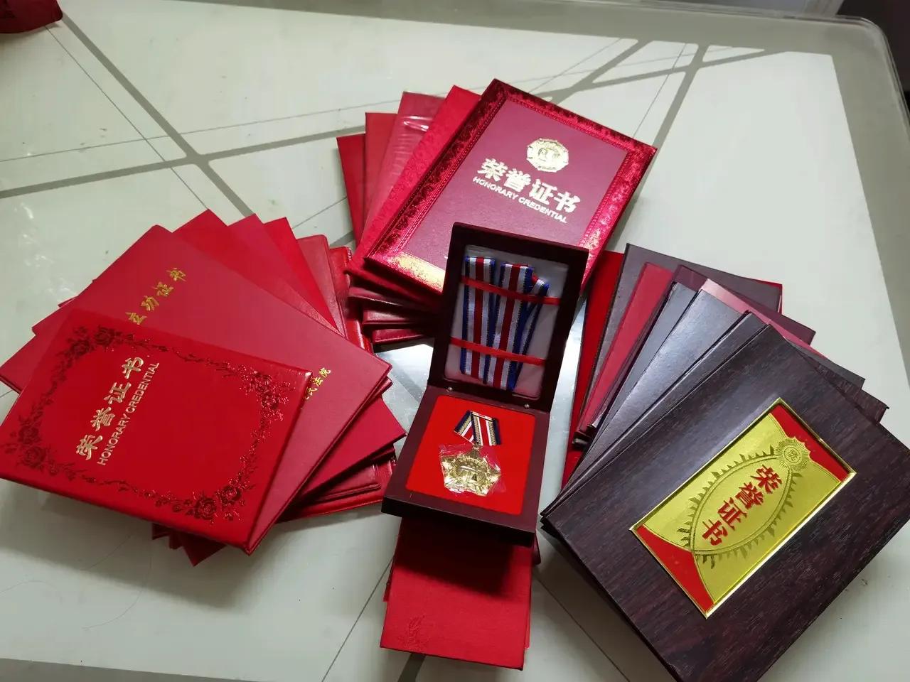 退休一年了，今天，终于下决心另一种方式的断舍离。整理退休时从单位搬回来的那三十多