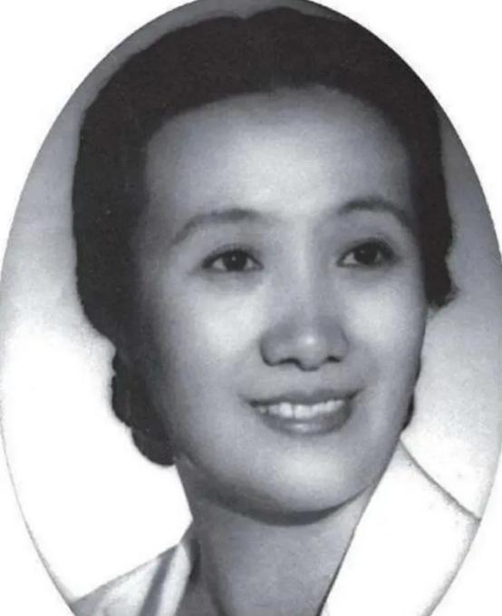 1949年，宋时轮受邀参加宴会，目光被一位身材较好的女子吸引。仔细一看，宋时轮顿