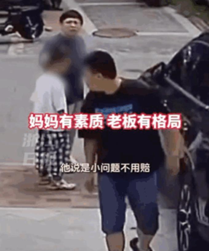 态度真的比钱更重要！河北，一小孩不小心把超市门口的汽车给刮了，妈妈得知后带着孩子