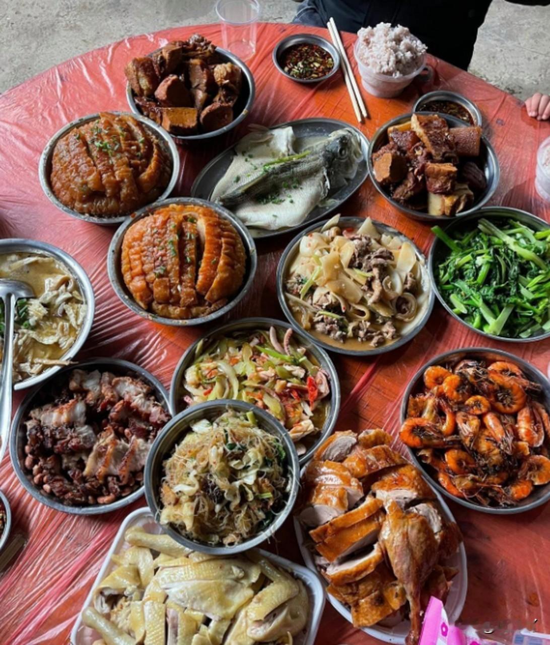 过年前后，天天除了随礼就是串亲戚，没有一天不花钱的。腊月27，我大舅办60大