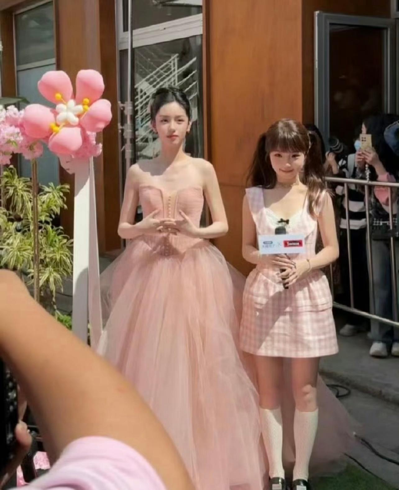 白昼小熊的头已经够小了吧，周也和她站在一起头更小，明星不愧是明星