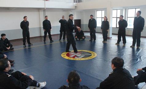 2000年5月，中国小伙被派到厄瓜多尔国家特警队教中国“功夫”，那里个个身手不凡