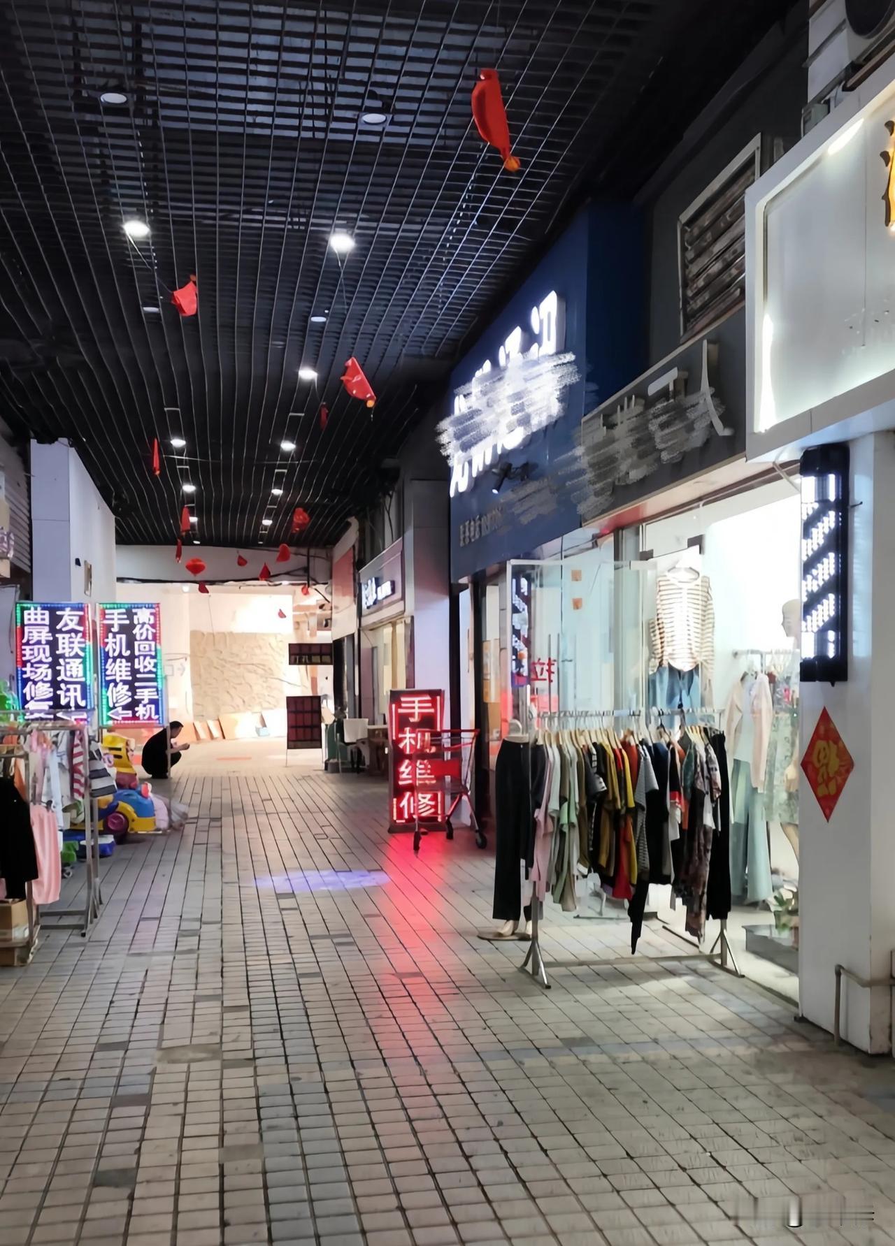还有人说，是电商抢了实体店的饭碗，这种思维仍停留在10年前。电商遍布全世界，