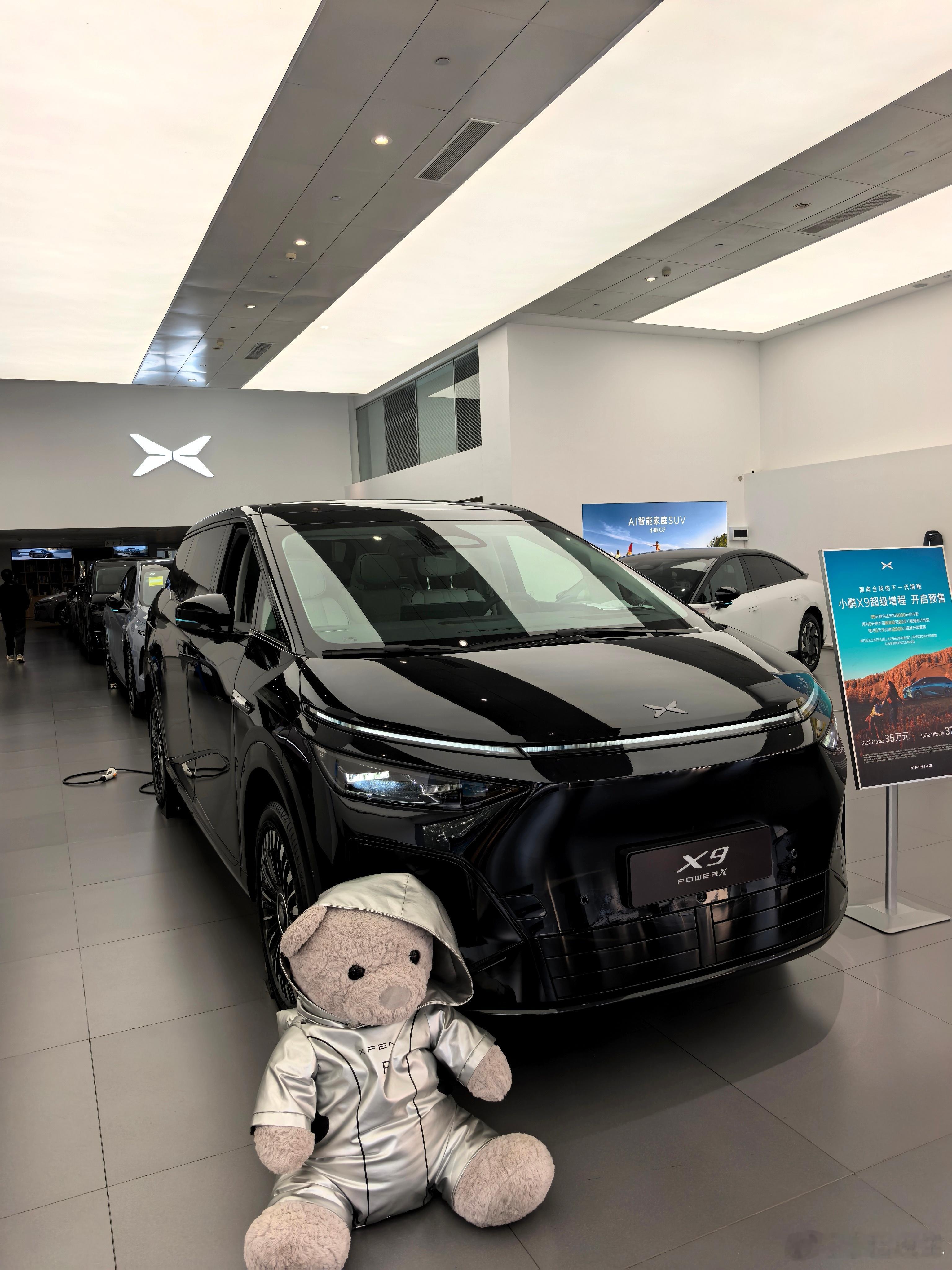 今天来小鹏汽车门店里看看新到店的增程版，暗夜黑外观很好看，是那种低饱和的哑光黑