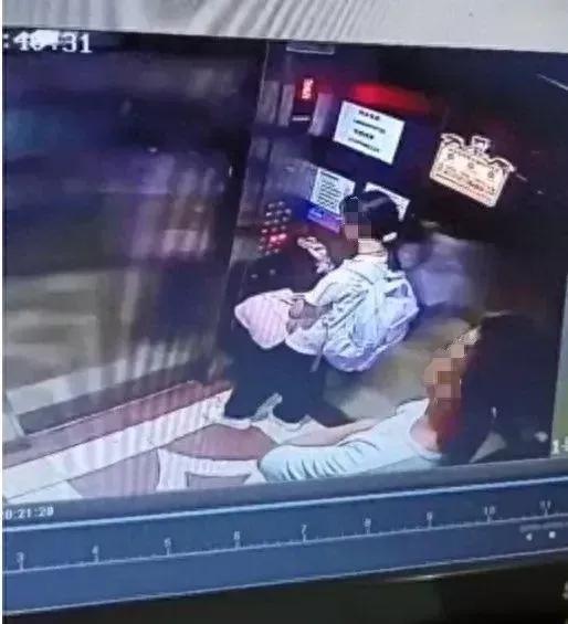 重庆又出现了一起拖拽女孩事件，和娄底那一起如出一辙，两个嫌疑人男子长的还有点像，