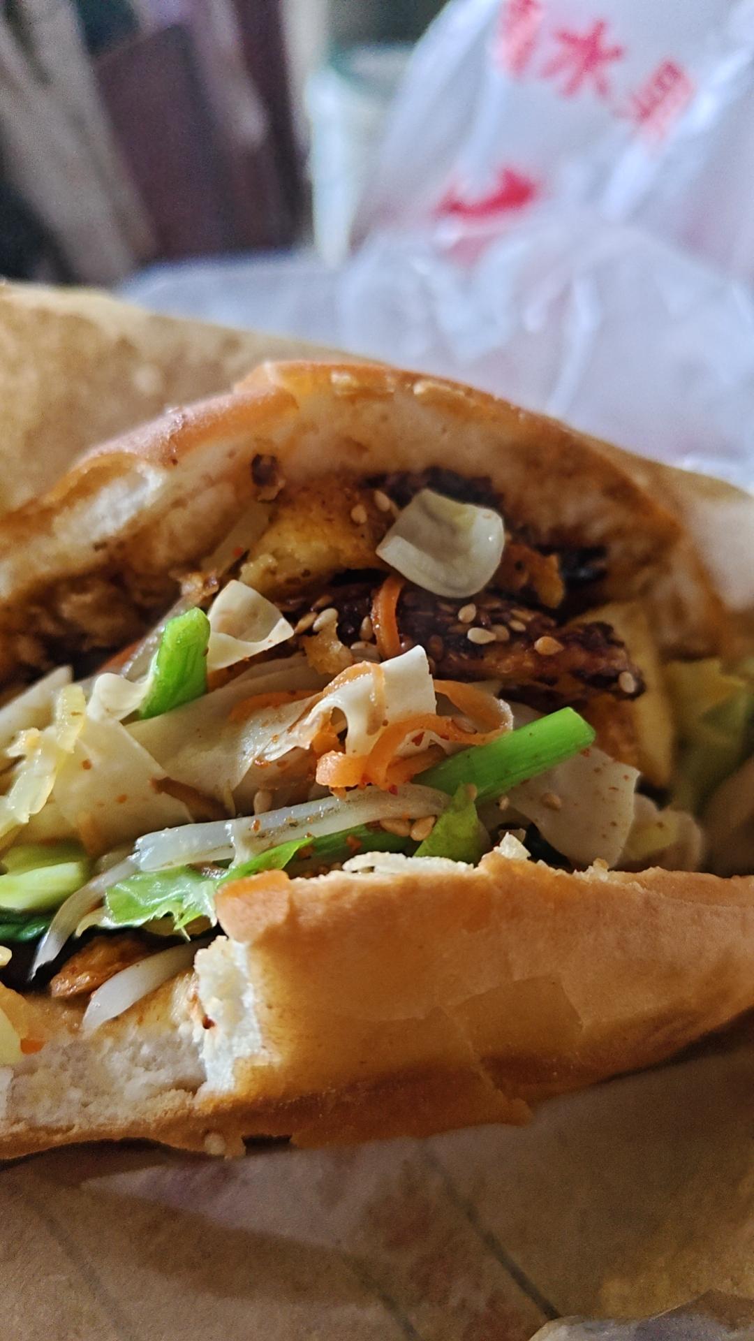 谁懂啊！这一口烧饼夹菜，是打工人的续命神器谁懂啊家人们！早上赶地铁时，在路