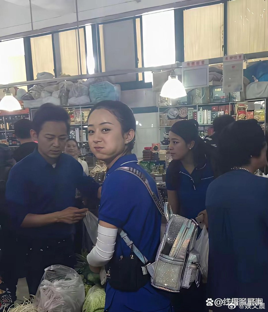 赵丽颖早年旧照反差感十足，不禁好奇踏入演艺圈真的会让人颜值蜕变吗