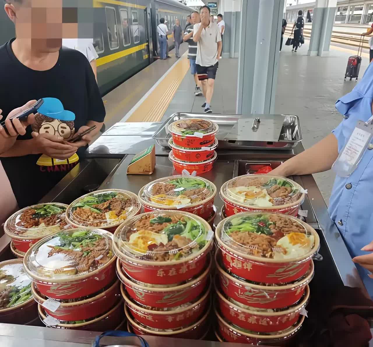 湖南怀化，有一名男子从贵州坐火车回湖南老家，当火车的乘务员推着饭菜前来卖餐的时候