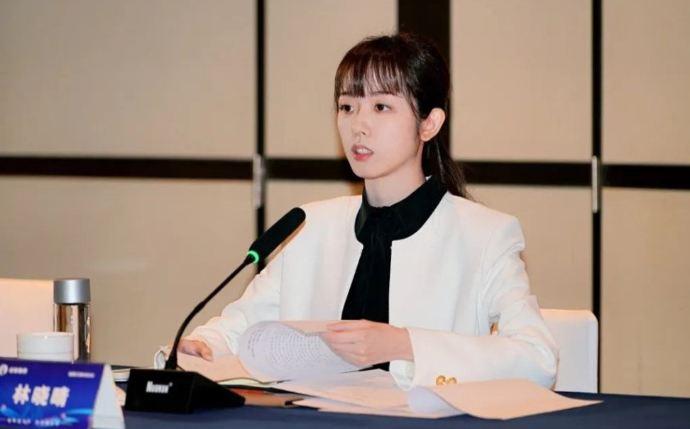 这位29岁的美女董事长是何许人也？年薪百万，掌舵市值高达32亿的上市企业，登上胡
