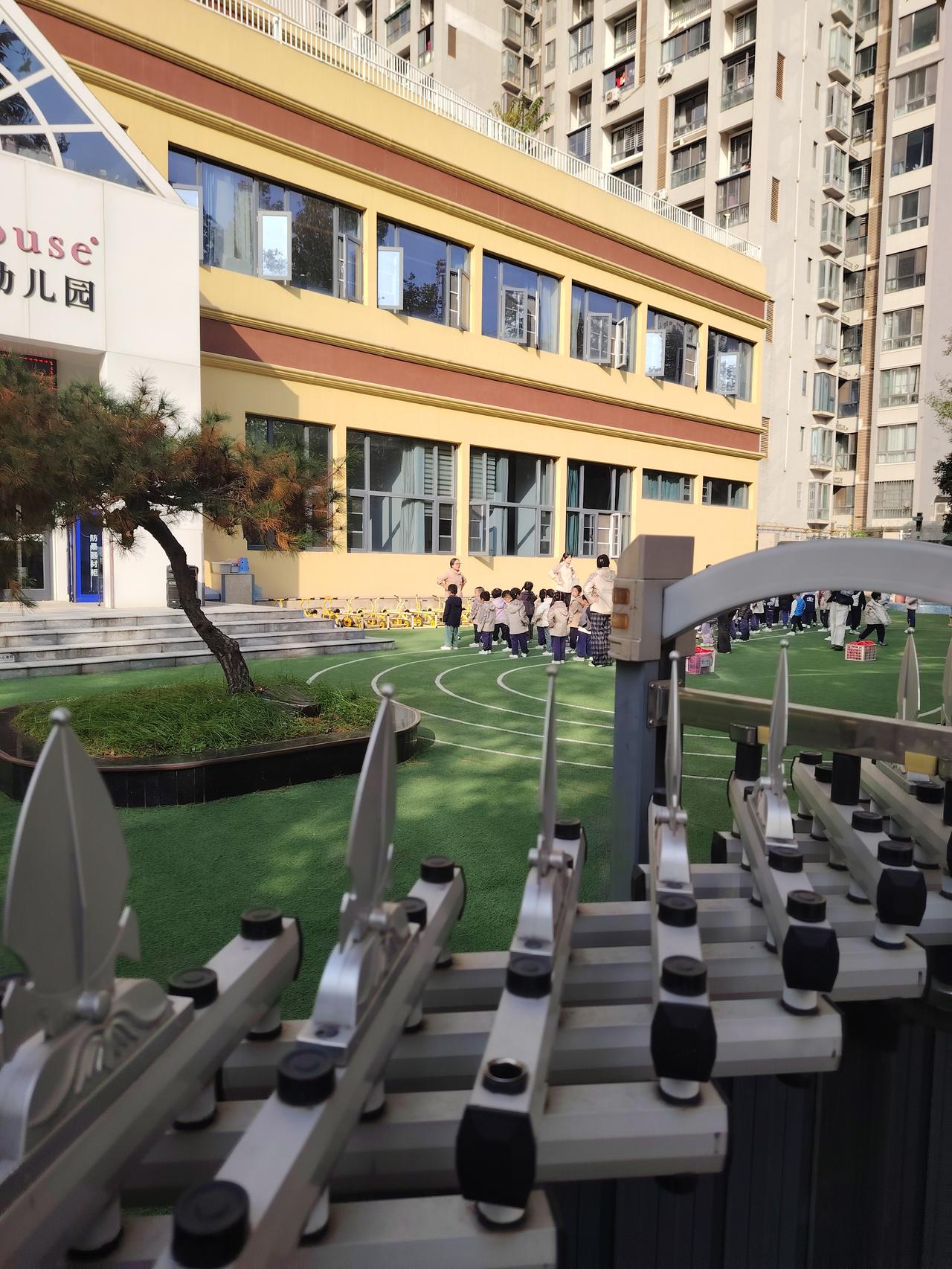 教学多年，经历了将近十任校长前面几位校长经常在教工食堂吃饭。校长和普通教师在