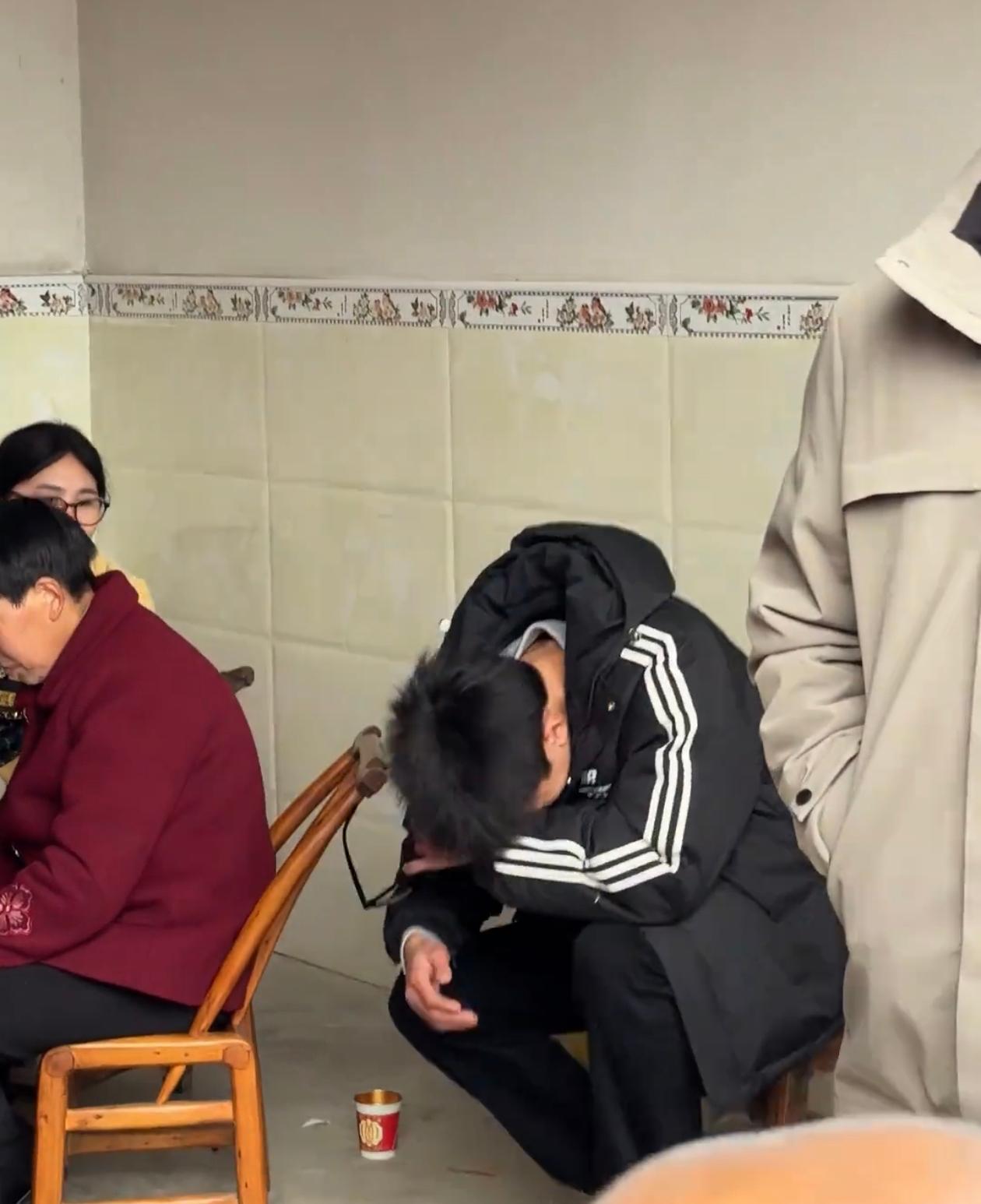 重庆巫山一场婚礼上，弟弟牵着姐姐的手往婚礼现场走，走到一半两人对视了一眼，姐姐眼