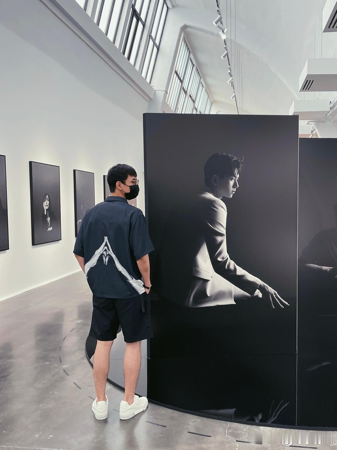 跟自己打了个卡，拍照📸成功，李现，怎么这么可爱啊！