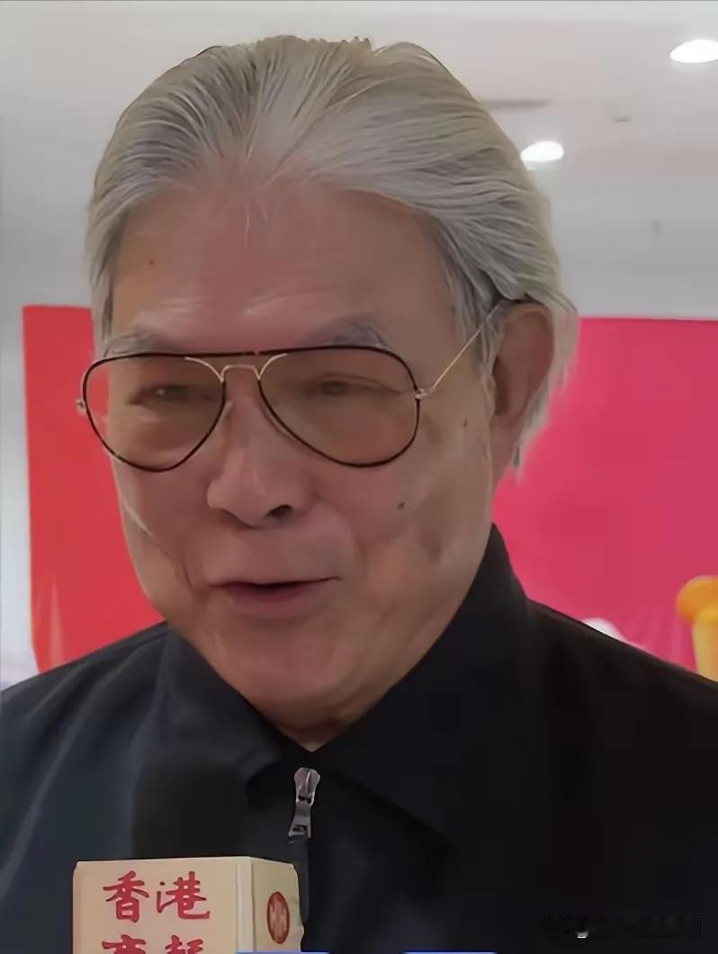 刷到霍震霆满头白发。知道自己儿媳妇郭晶晶是全运会的点火运动员，高兴坏了。老头儿