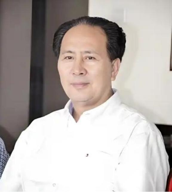 “您长得真像毛主席！”1994年，河南法官许国寅有一次坐出租车，司机一回头，看到