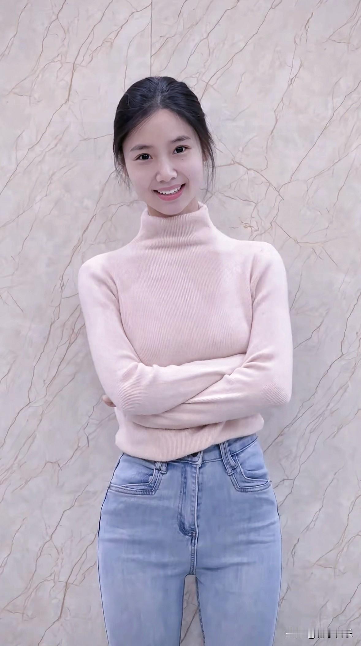 温柔甜美的粉色毛衣，搭配牛仔裤，元气满满的一天！🌸💕分享一组治愈系的美照唯