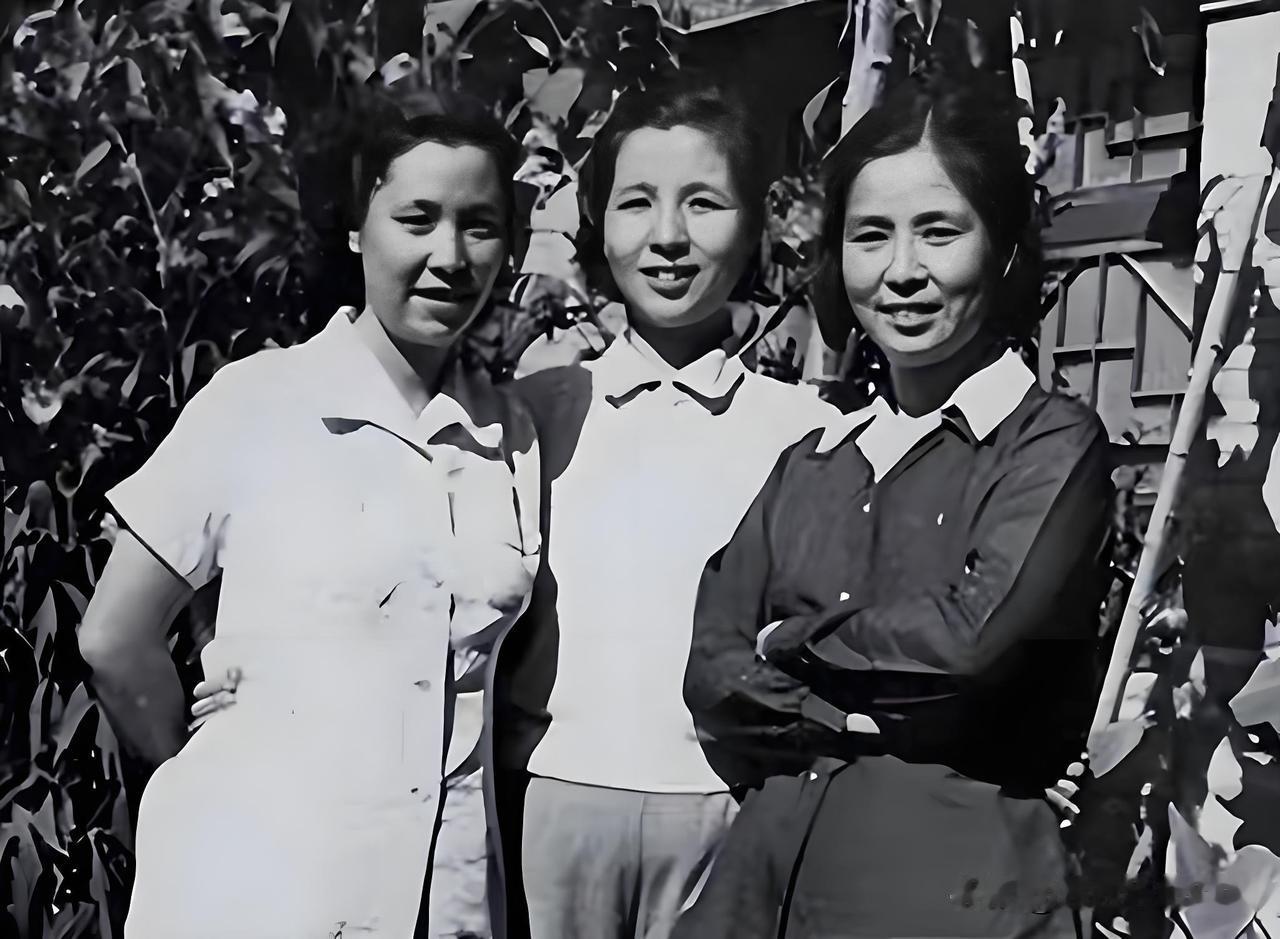 50年代，大姐范景新与妹妹范景明、范景阳三姐妹的一张合影。大姐范景新嫁上将王平，