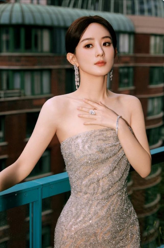 赵丽颖25年就穿了6套高定！年初的星光大赏穿了夏帕瑞丽，微博之夜两套ES当季最