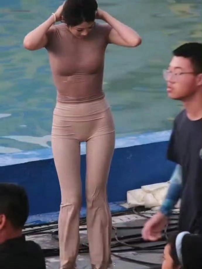这小姐姐落水后好身材展现的一览无余​​​​