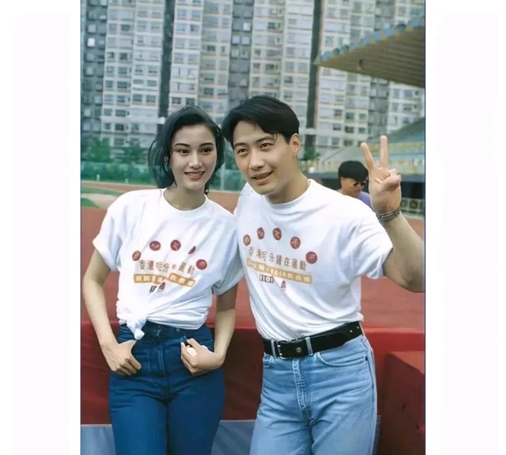 1994年，24岁的李嘉欣与28岁的黎明出席活动时一起合影留念。不得不说，年轻时
