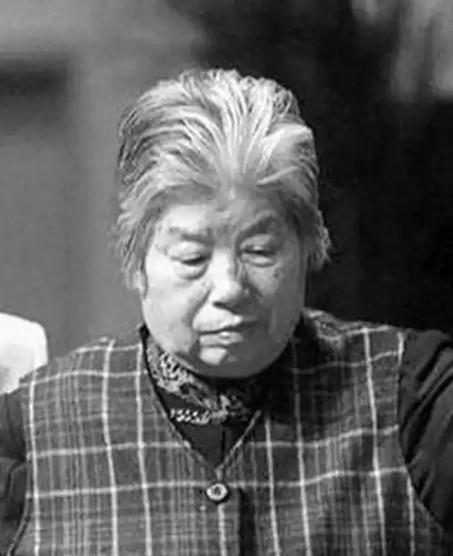 1990年，导演请李雪健主演焦裕禄，不料焦裕禄的妻子得知后，立马摆了摆手，连连说