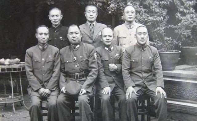 1943年，黄维见军粮发霉还掺着砂石，给军政部长何应钦寄去了一袋。何应钦大怒，派
