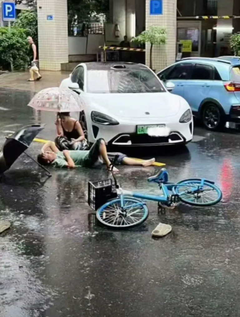 给小米车主点赞！！小姐姐长得漂亮，颜值出众，衣品也是顶级，完美契合小米SU7的