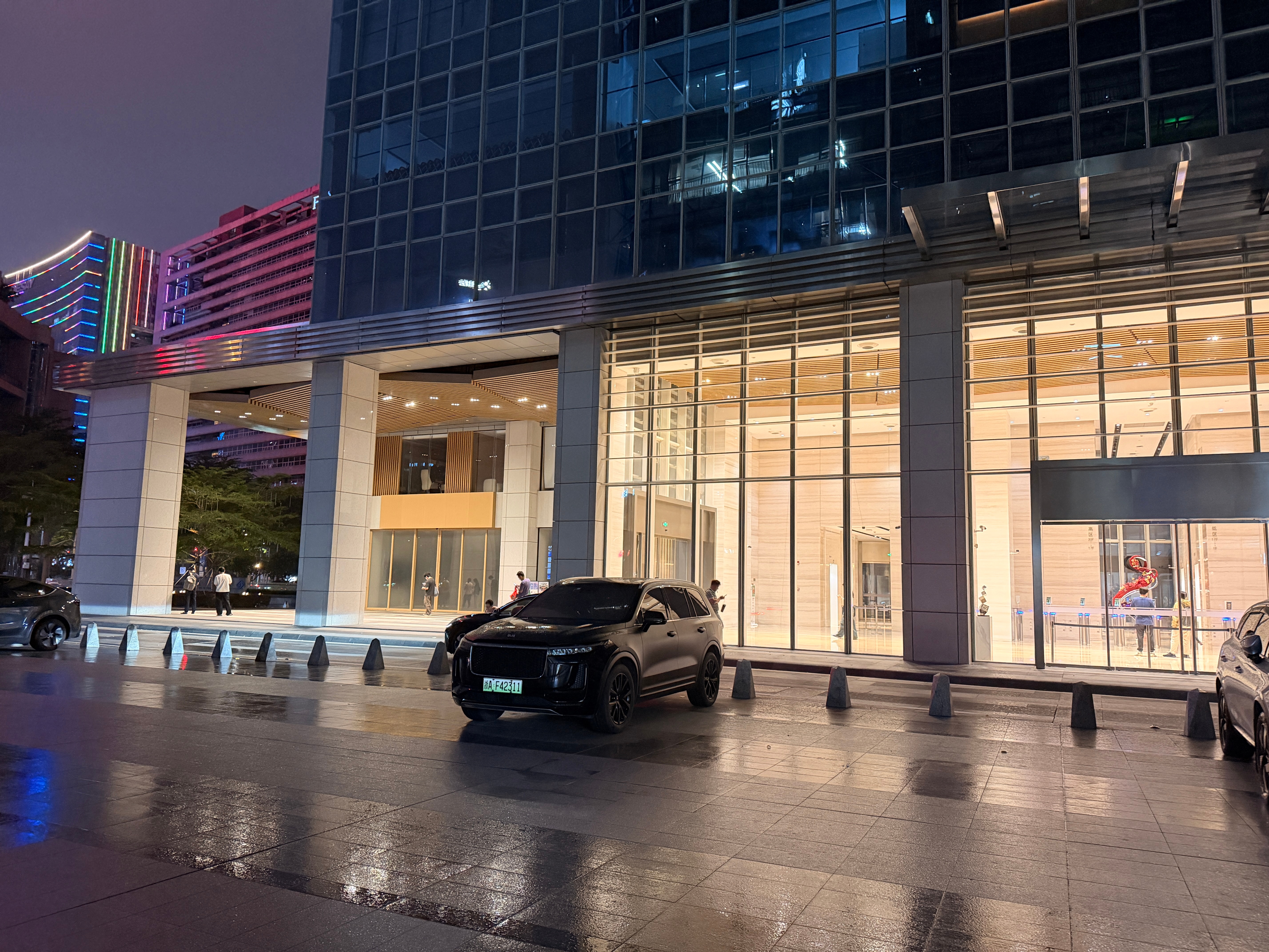 天气预报说是深圳有暴雨橙色预警，今晚下班发现只是下了一丁点小雨，也没啥风。反倒宝