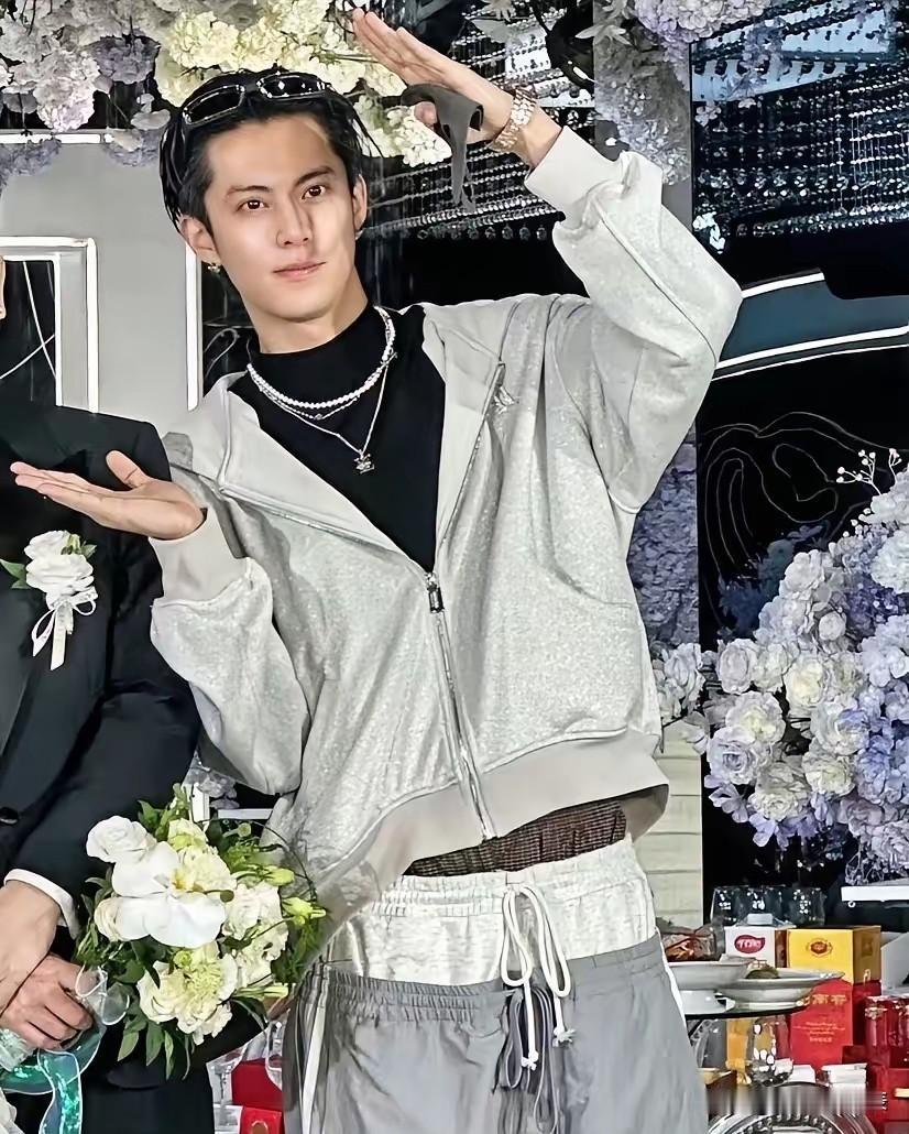 王鹤棣素颜参加婚礼想低调？结果被裤子抢镜到尴尬！我的天，他特意不化妆去发小