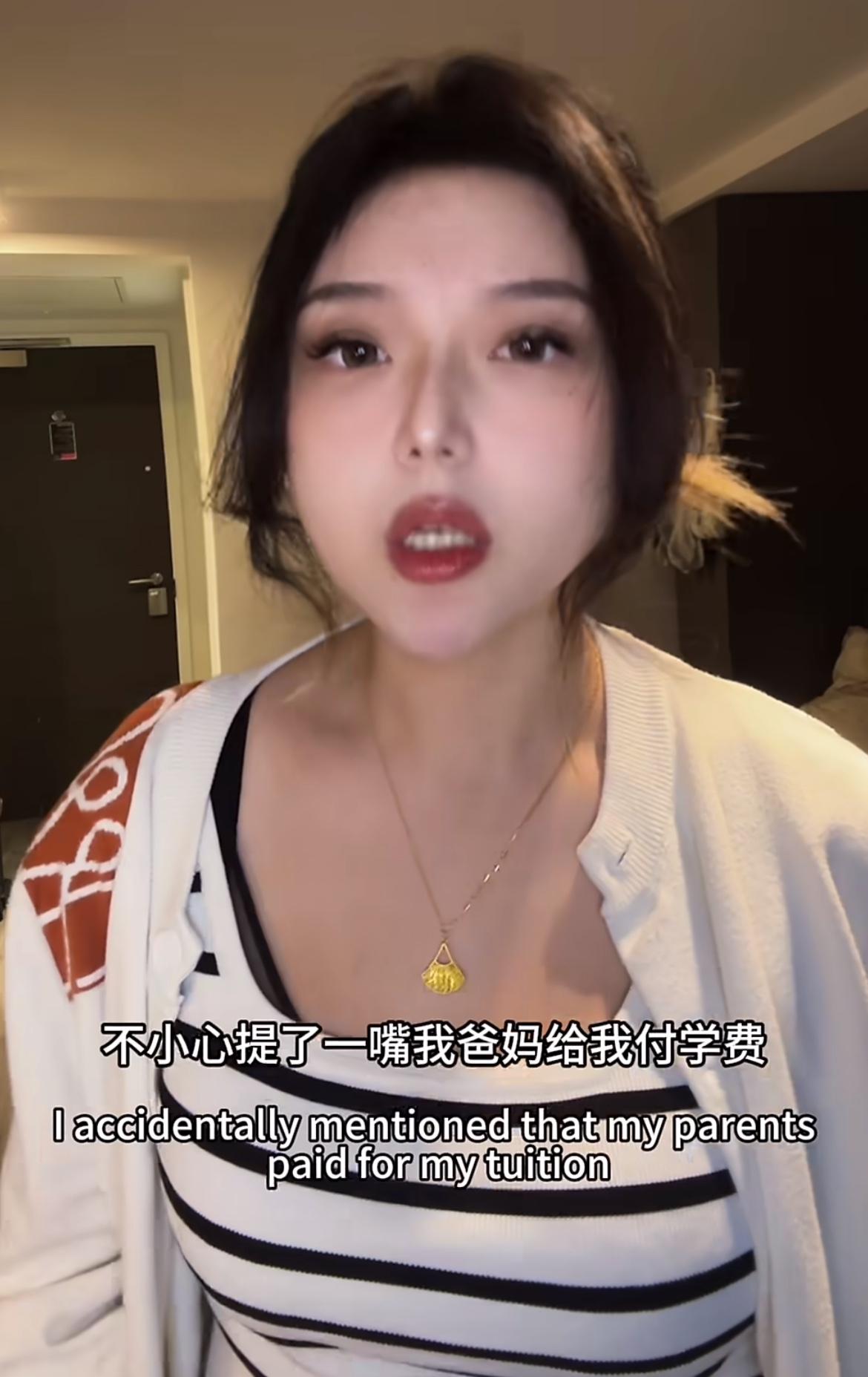 英国同学得知中国父母给孩子付学费后非常羡慕，留学生随口说爸妈给她付学费，她的同学