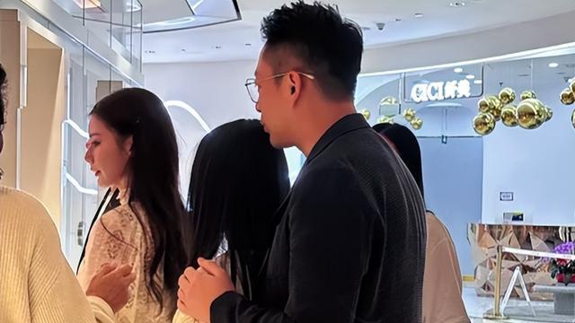 大S儿女现身北京国贸,小玥儿被围观很紧张,汪小菲1个举动太暖心