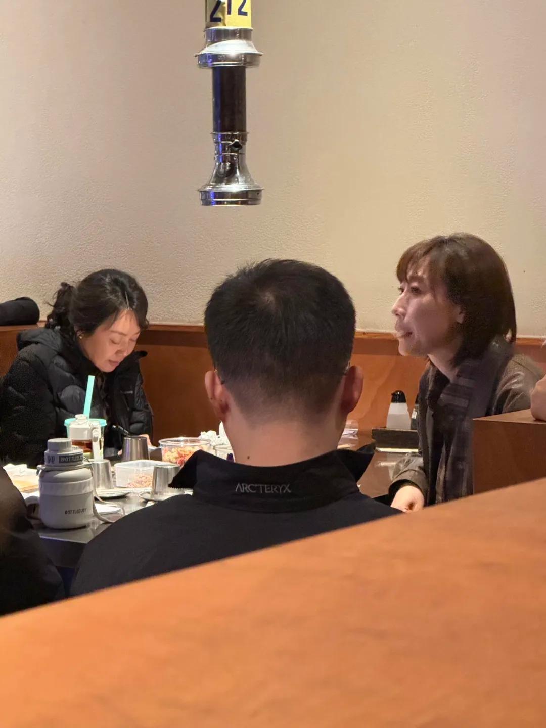 54岁闫妮素颜现身烤肉店，真实自然圈粉无数！画面温馨接地气。素颜出镜的她，坐