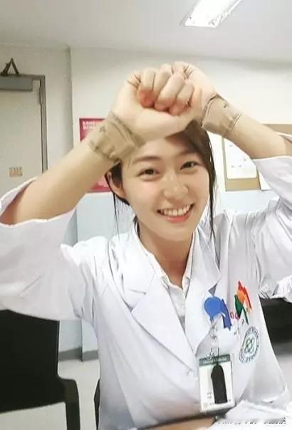 关于卫校我记忆深刻，还有个重大原因，就是对面的女老师特别漂亮！她是上海铁道学院