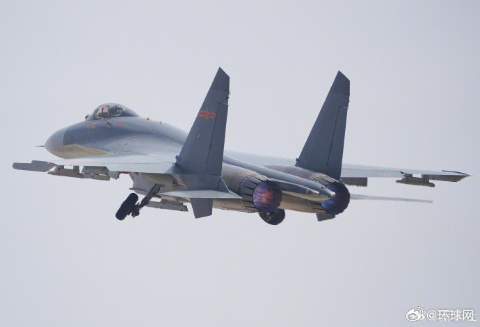 【#歼11高清帅照上新#】近日，西部战区空军某部开展全要素空战对抗训练。一组歼-