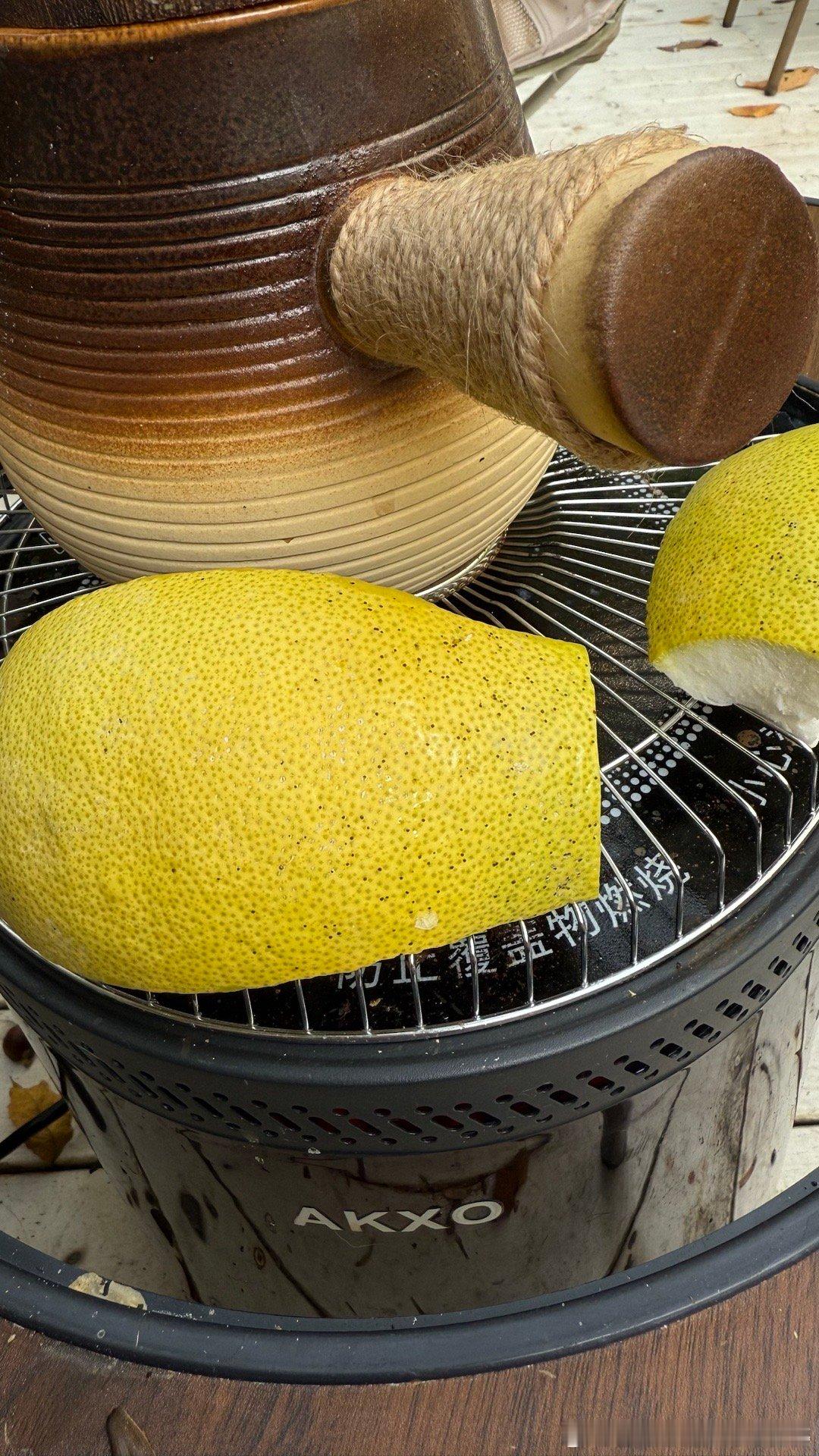 一边吃柚子，一边把柚子皮放在火上烤。小锅里是陈皮白茶，白茶是李雪家的。陈皮闺蜜