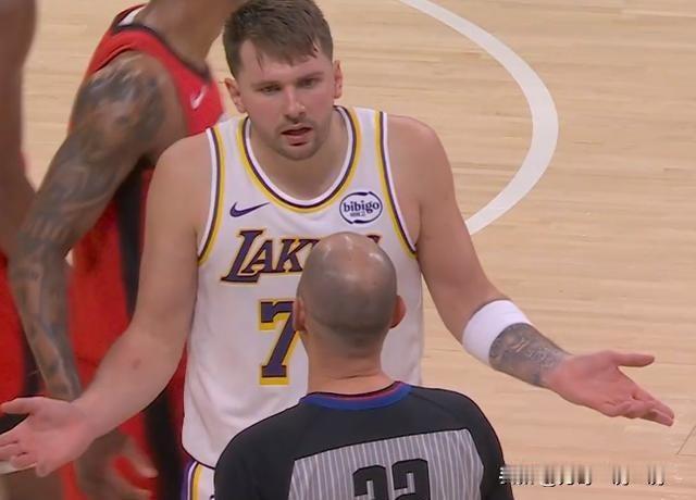 东契奇经典动作“向裁判摊手”为什么我认为湖人队走不远，因为这个队防守效率实在太