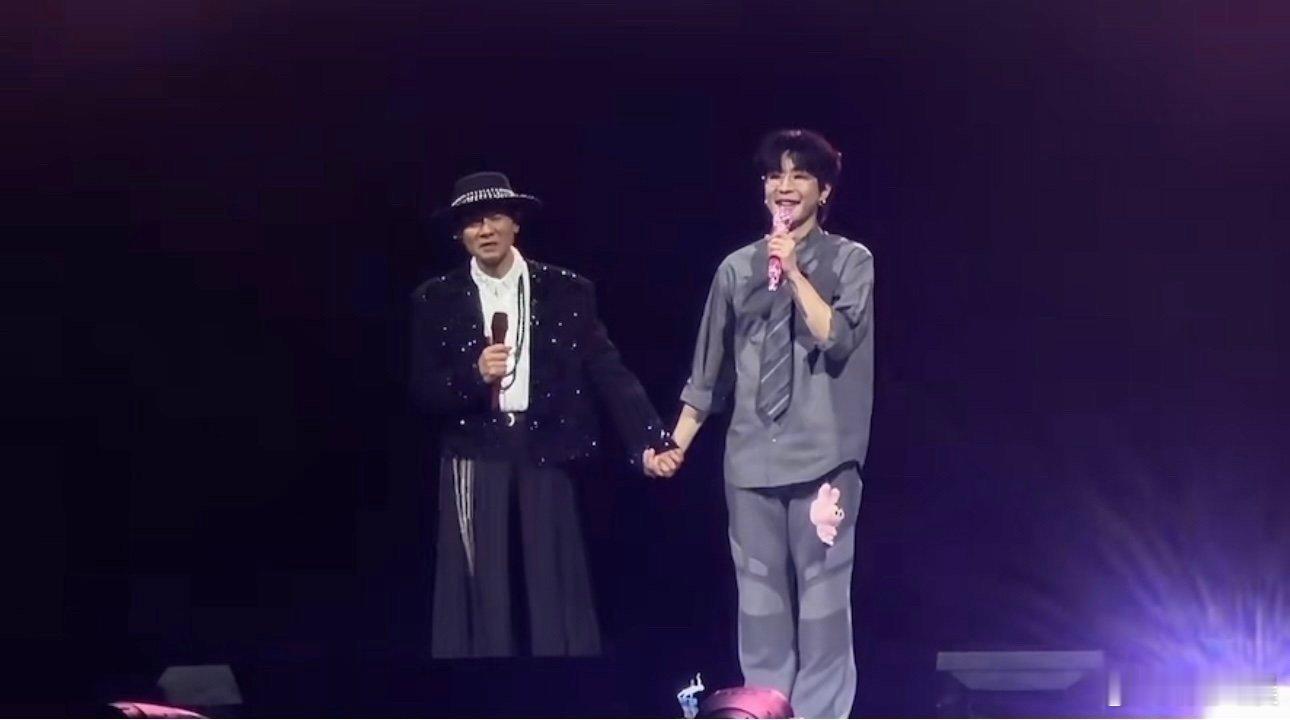 陈小春早安小手拉大手早安在春哥面前显得格外乖巧，而春哥也展现出难得的温柔一面。