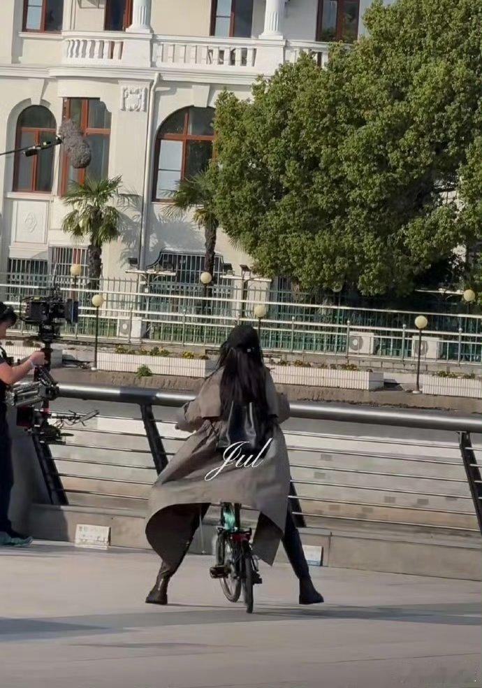 迪丽热巴用腿刹车爱上姐姐是人之常情​​​