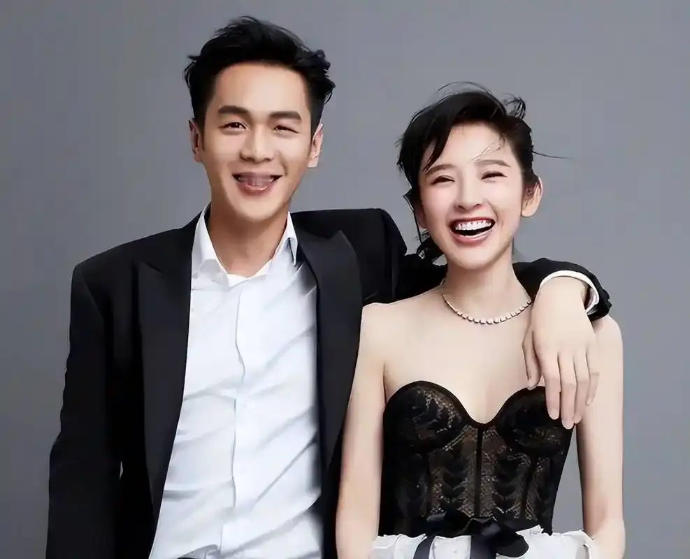 唐艺昕与张若昀的爱情，放在娱乐圈里真的像开了倍速的偶像剧，却又比偶像剧扎实一百倍。坊间传了好多年的红