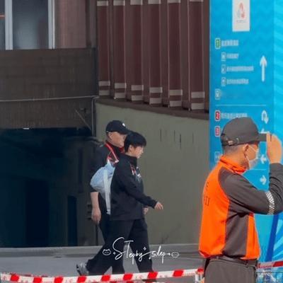 11月8日，莎莎和往常一样出门吃饭去训练，杨指主打一个陪伴。和杨指一起去吃饭