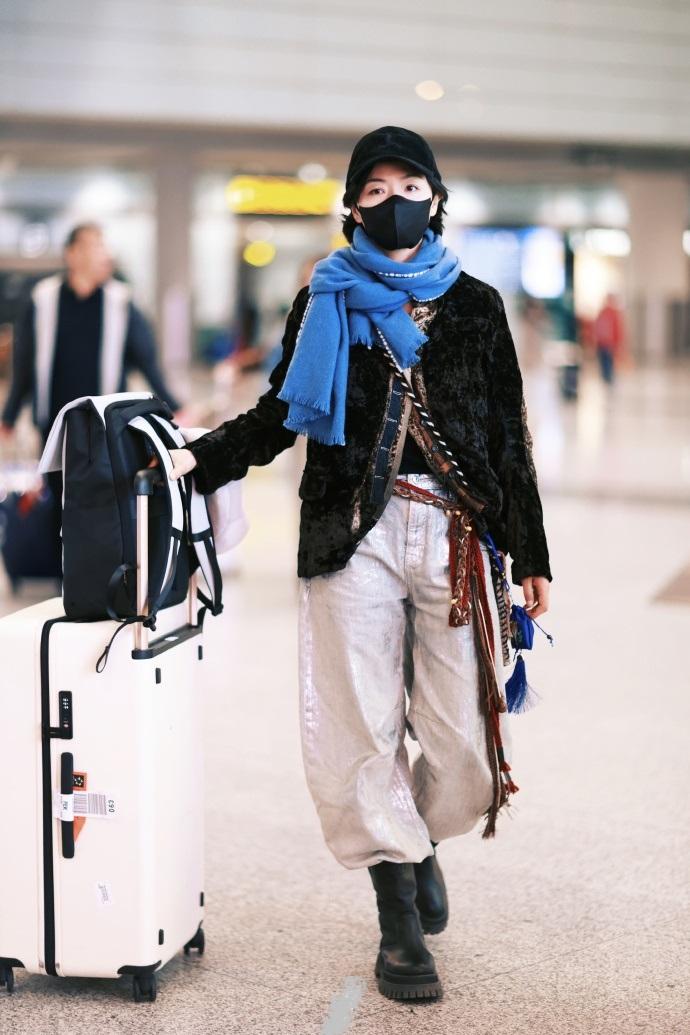 最近万茜现身机场，她这次搭配的很有潮流时尚气息，看起来非常的显年轻。万茜里面