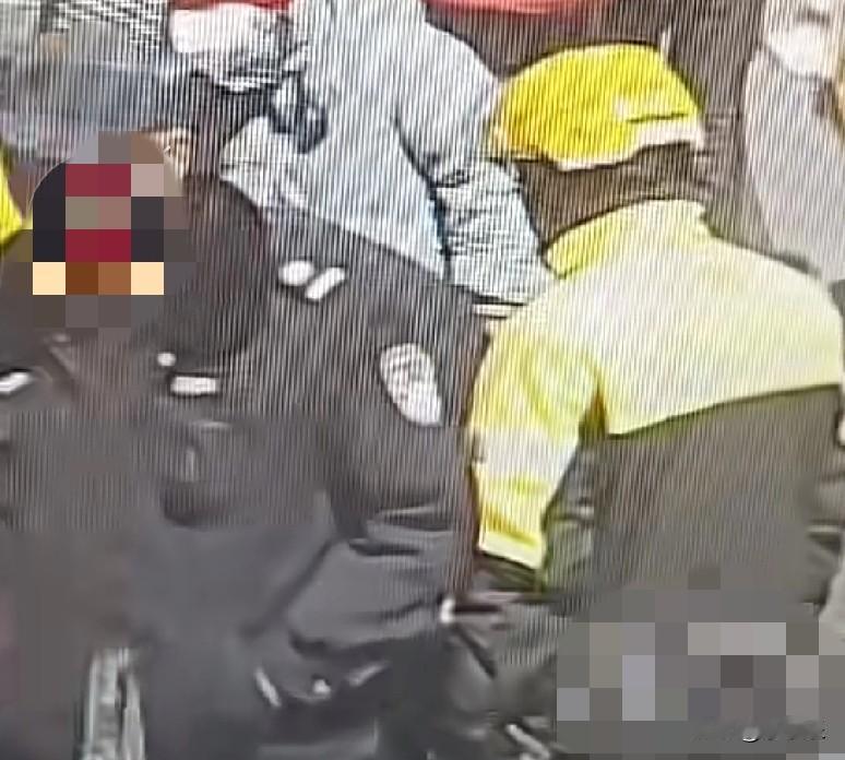 近日，上海街头，1岁多幼童突发异物卡喉，围了一群人，河南一外卖小哥侯海富取餐恰好