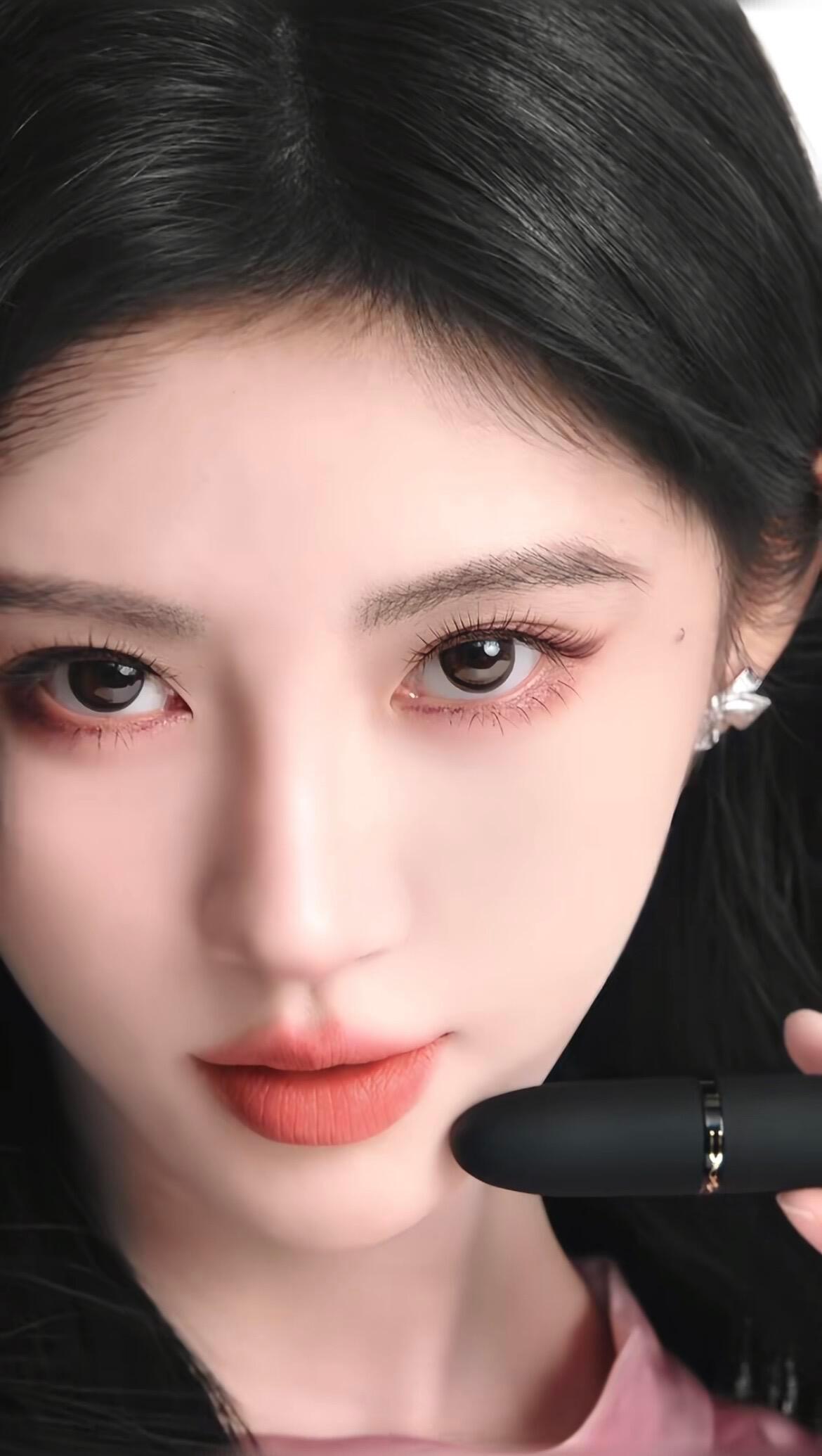 谁懂哇MAC也太会拍小鞠了一种五官上扬的美….