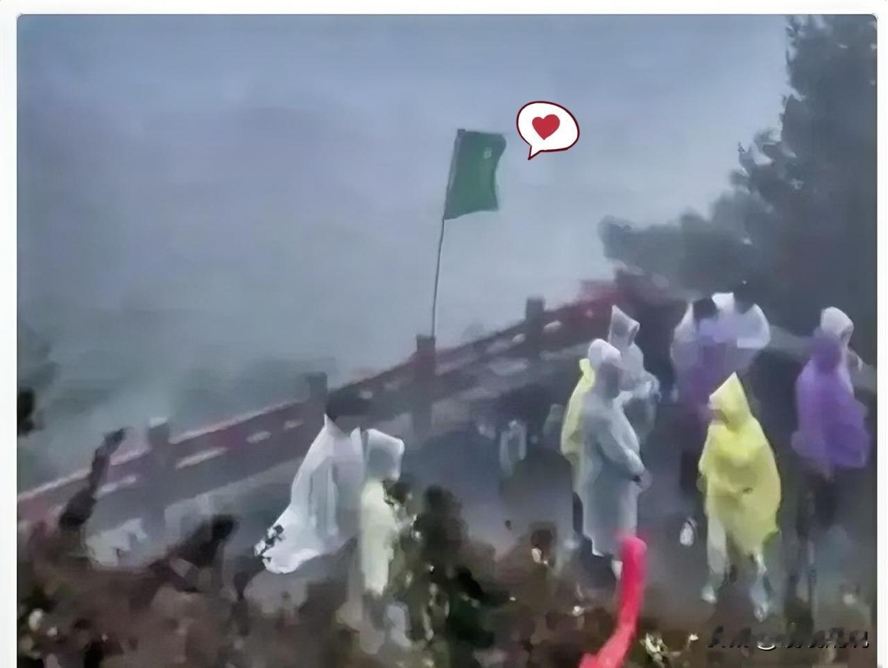 五一期间泰山突降大雨，半山腰一位雨衣贩子一晚赚了五万，这则消息在网络上迅速传播，