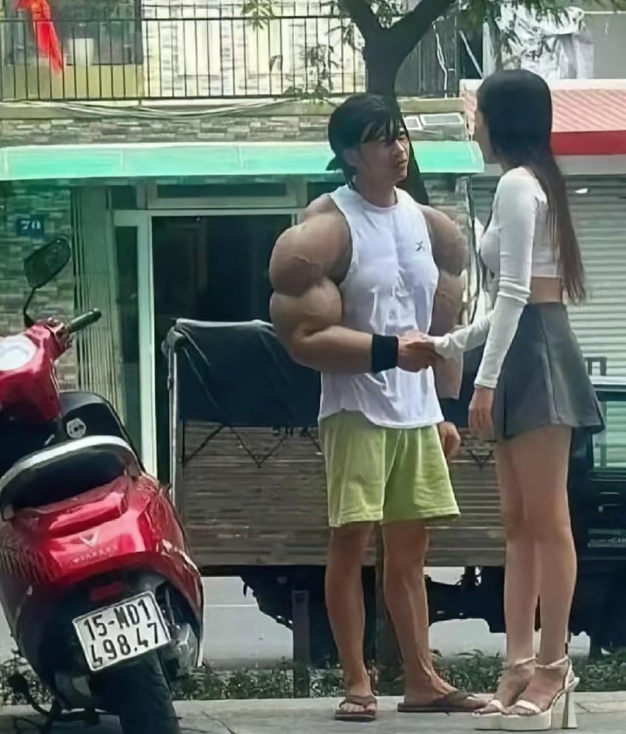大热天的裹这么厚出来相亲…这次总算牵手成功了…充分证明了道具的必要性